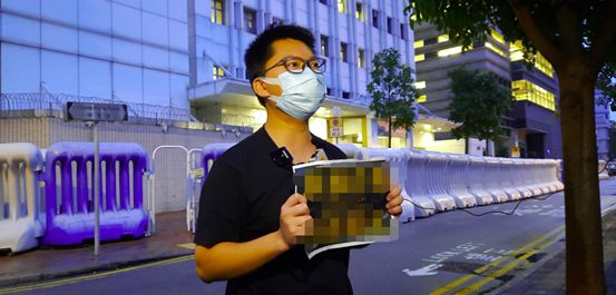 港媒：一男子在商场唱“港独”歌曲并高喊口号，港警举紫旗后将其拘捕